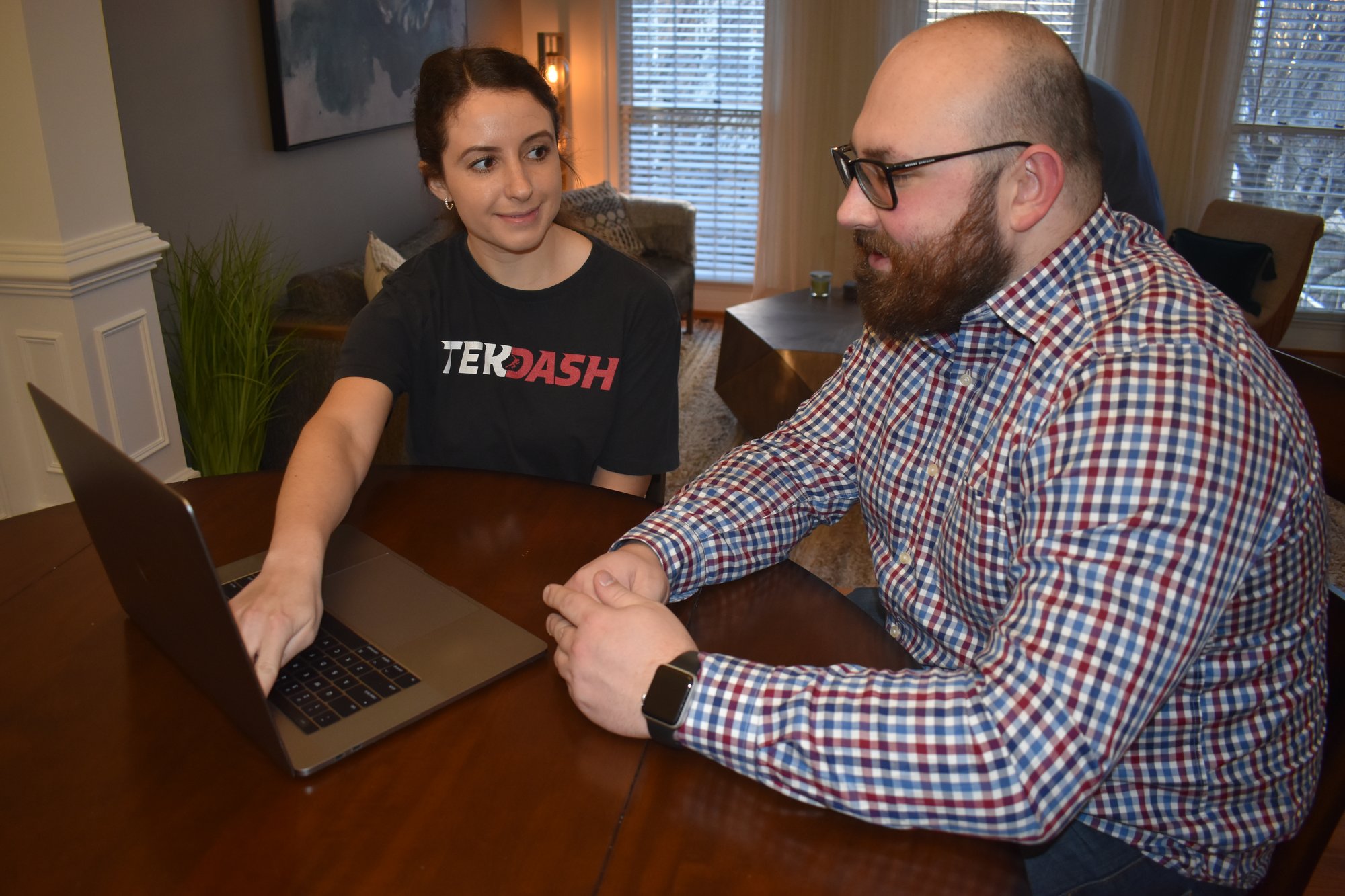 TekDash Tek helping a customer fix their computer
