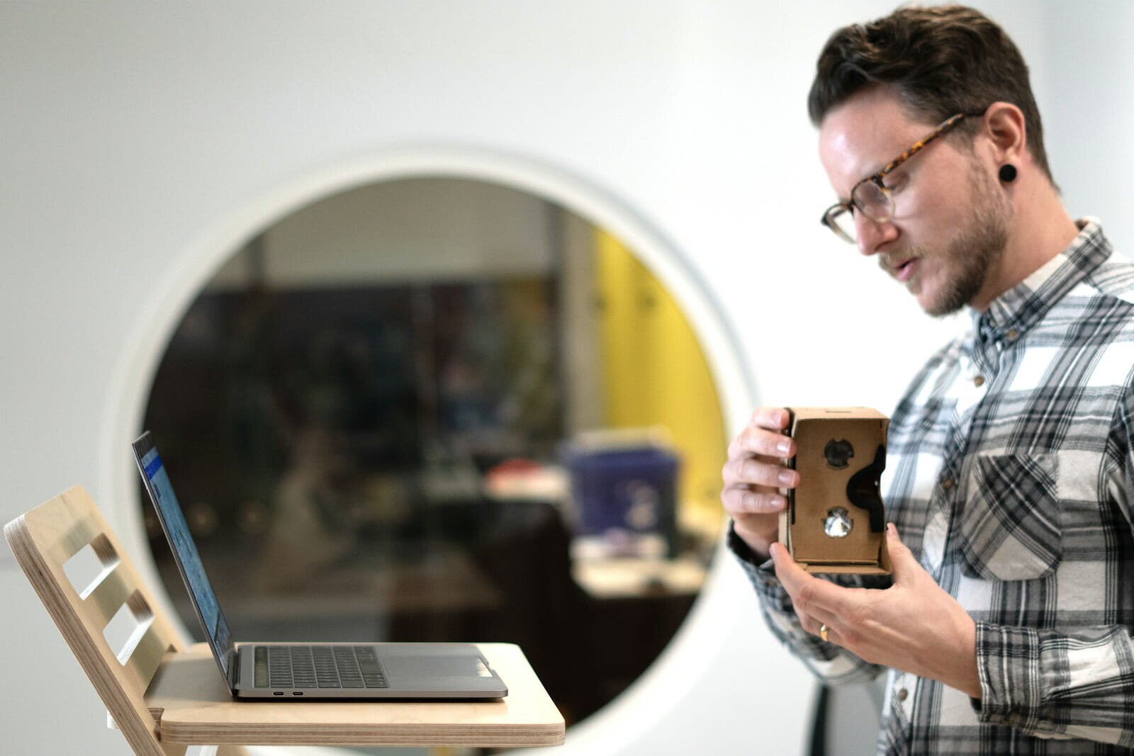 Demonstrating the basic (cardboard) VR headset