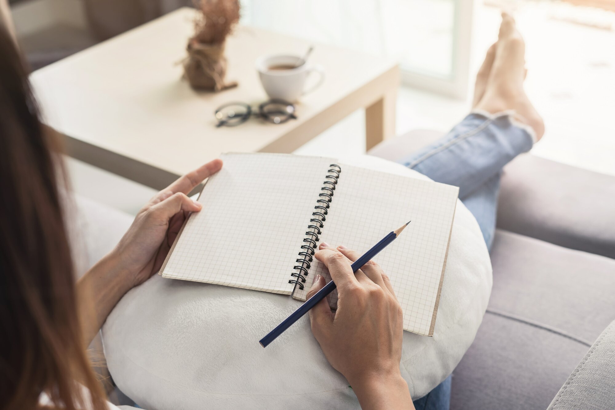 write a journal (Shutterstock)