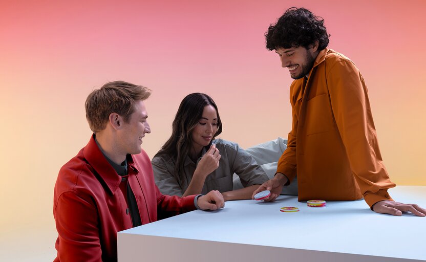 Group of friends sharing a can of Nordic Spirit Nicotine Pouches