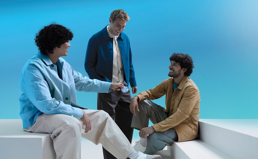 Group of friends sharing a can of Nordic Spirit Nicotine Pouches