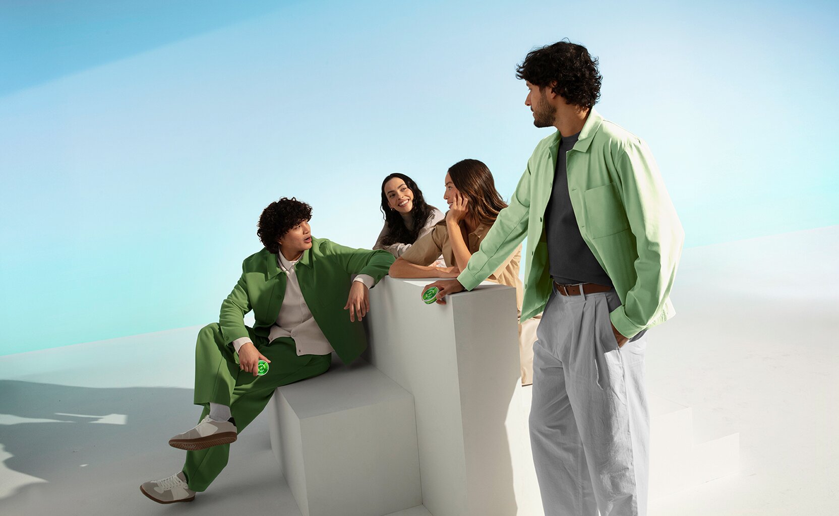 Groupe d'amis en pleine discussion, deux d'entre eux portent des boîtes de sachets de nicotine.