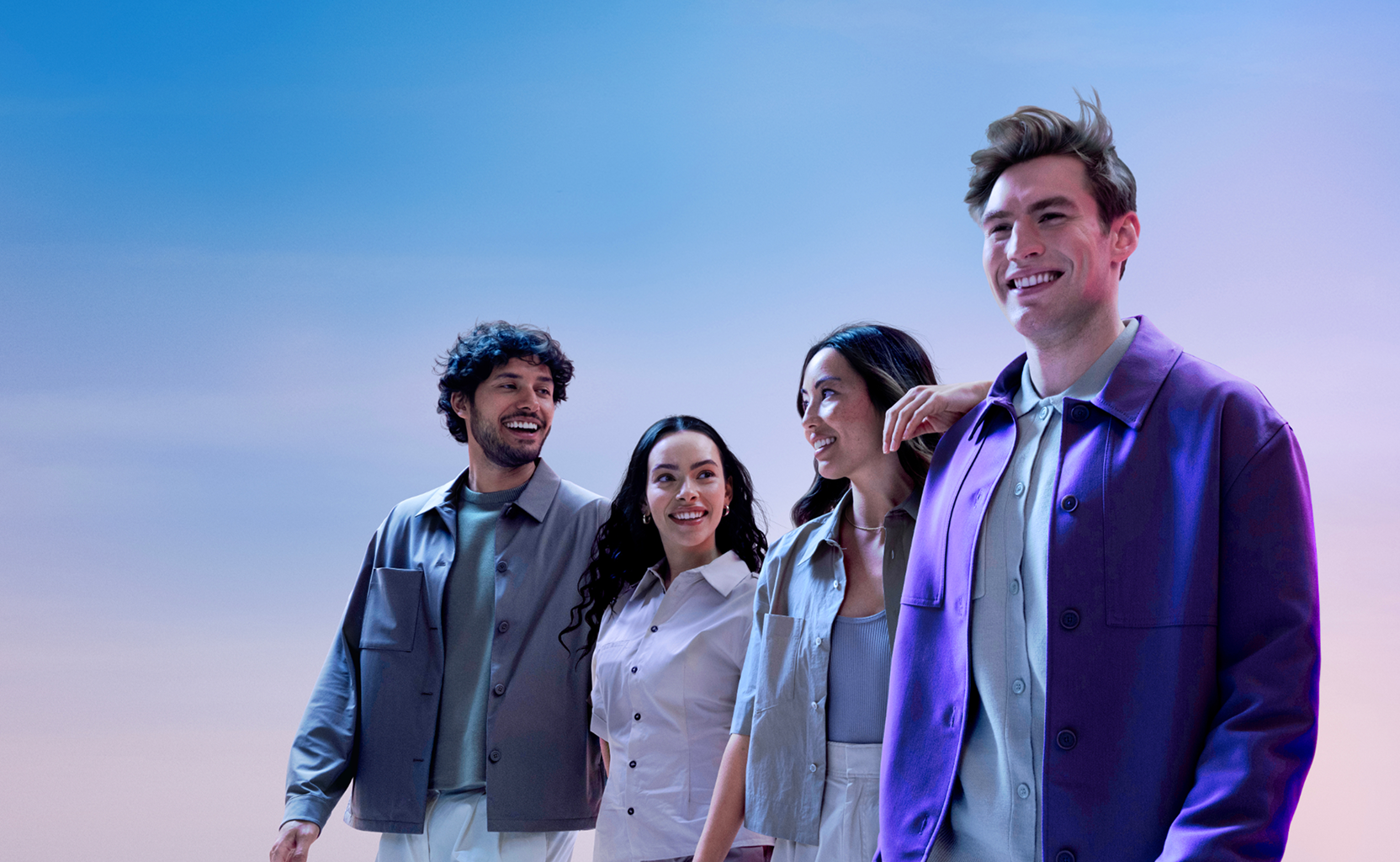 Groupe d'amis marchant l'extérieur.