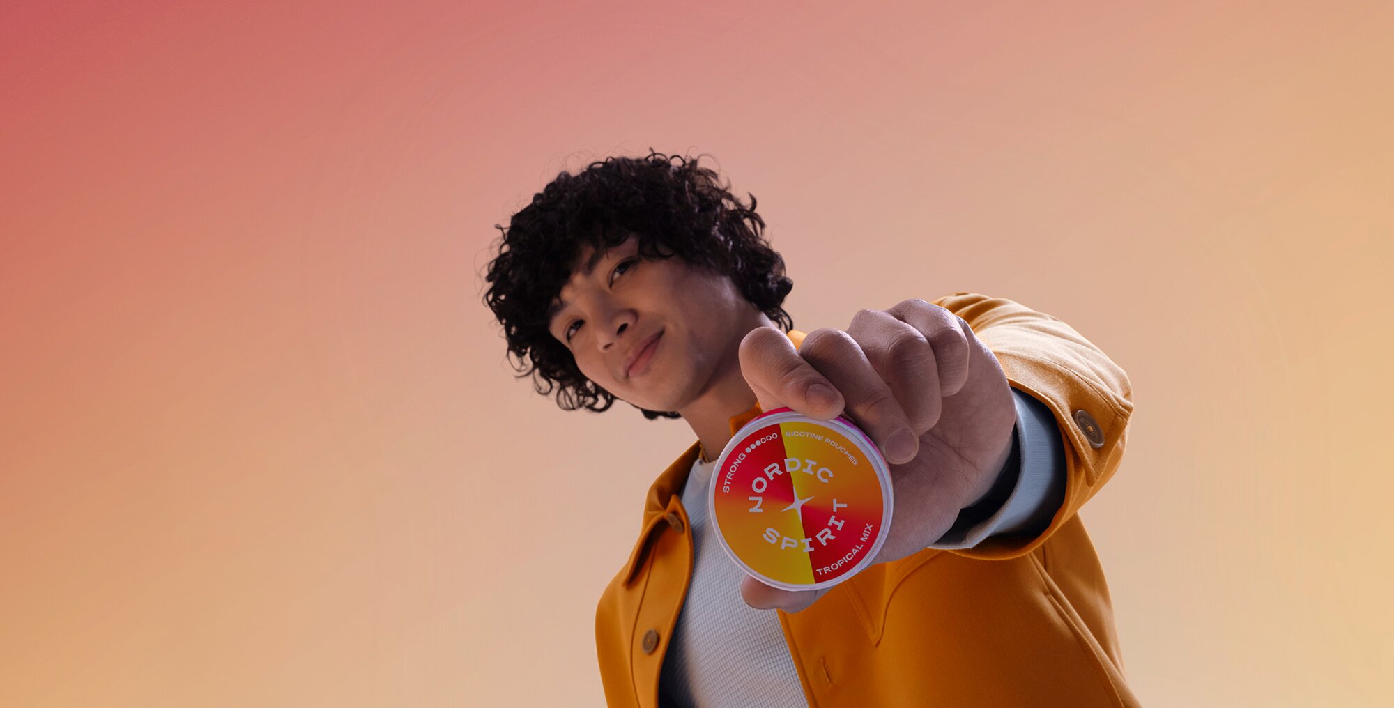 Homme avec boîte de sachets de nicotine saveur Tropical Mix