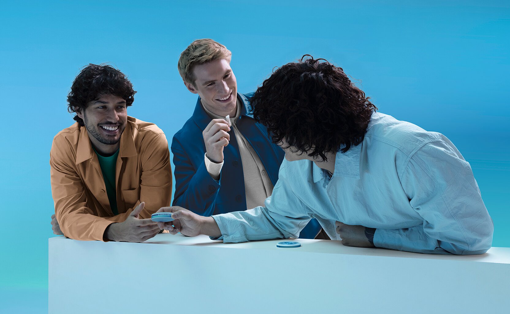 Amis partageant une boite de sachets de nicotine Nordic Spirit