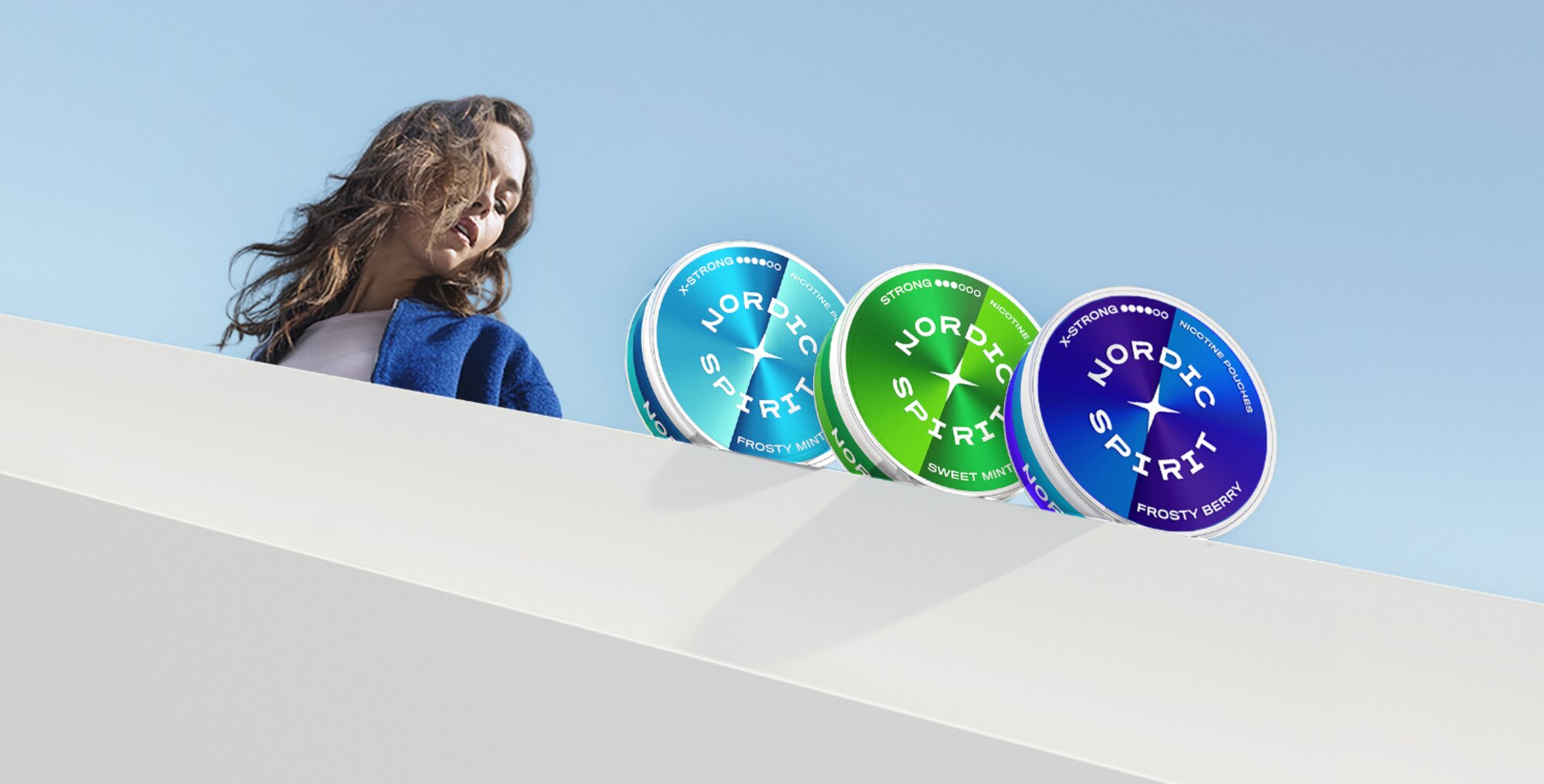 Femme regardant des boîtes de sachets de nicotine Nordic Spirit