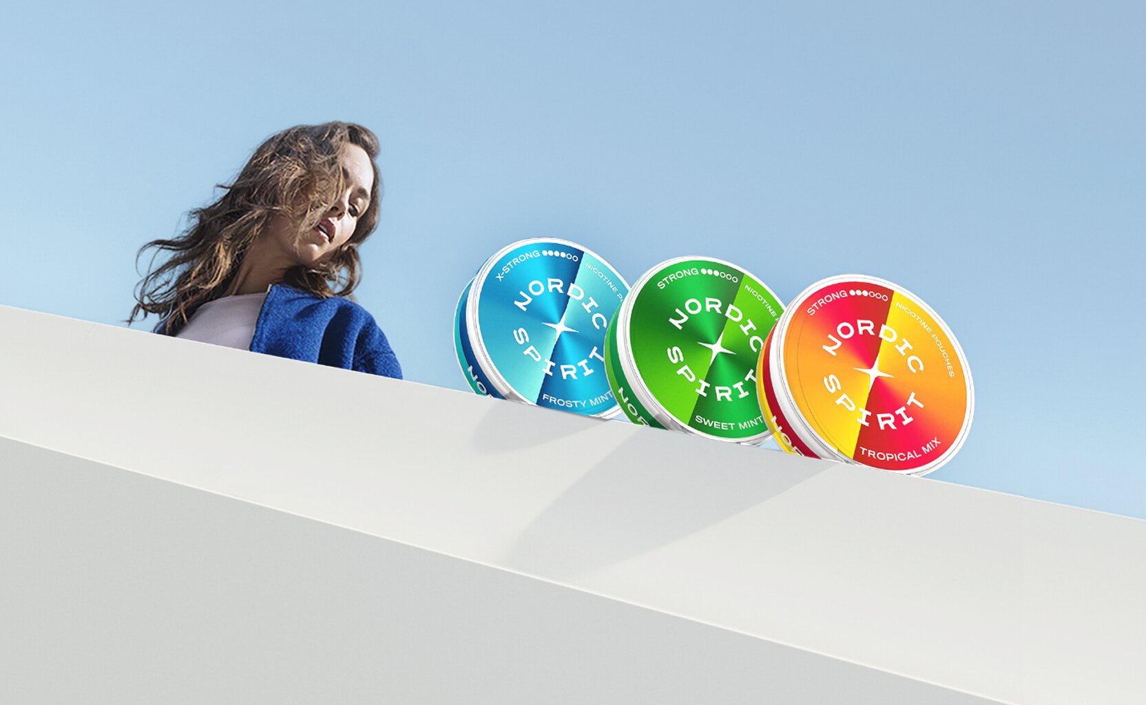 Femme regardant des boîtes de sachets de nicotine