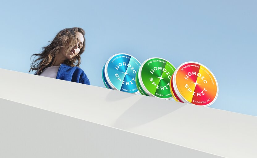 Femme regardant des boîtes de sachets de nicotine