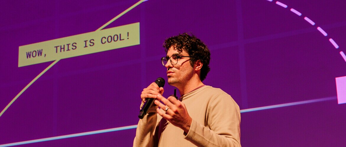 Speaker presenting on stage at PNDMx