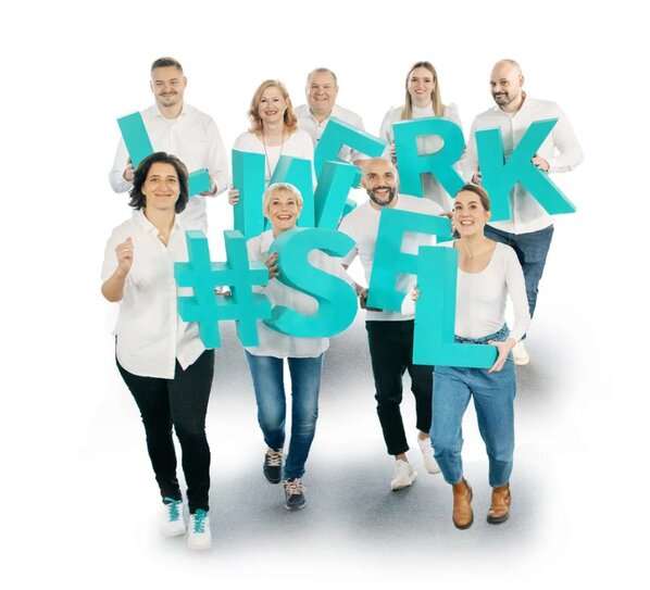 Sellwerk Mitarbeiter mit dem Logo in der Hand