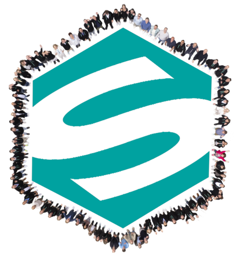 Ein Gruppenbild der SELLWERK Mitarbeiter. Sie bilden eine menschliche Kette um das SELLWERK Logo.