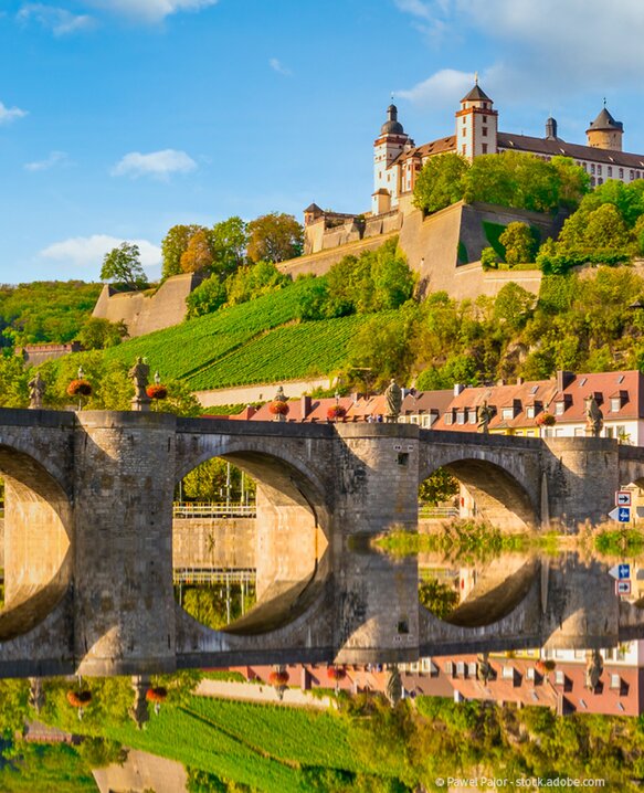 Weiße Kirche in Gera drumherum mit vielen Dächern. 