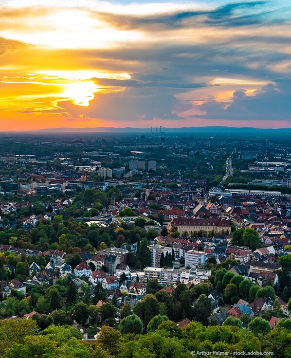 Stadt Karlsruhe von oben mit einem gold, gelben Sonnenuntergang.