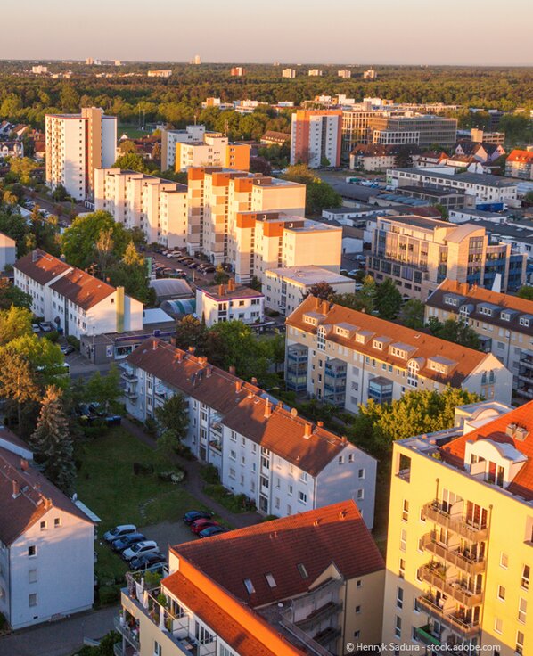 Wohnsiedlung in Neu-Isenburg mit einigen Hochhäusern und Mehrfamilienhäusern.