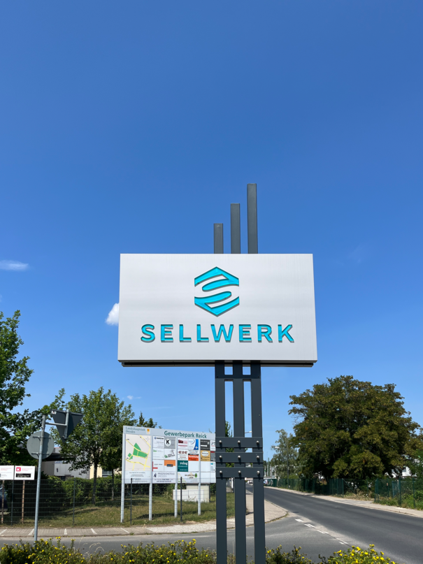 Sellwerk Logo auf einer Werbetafel.