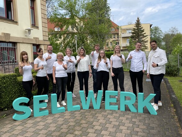 Gruppenfoto vom Standort Erfut mit dem Sellwerk Logo im Vordergrund.