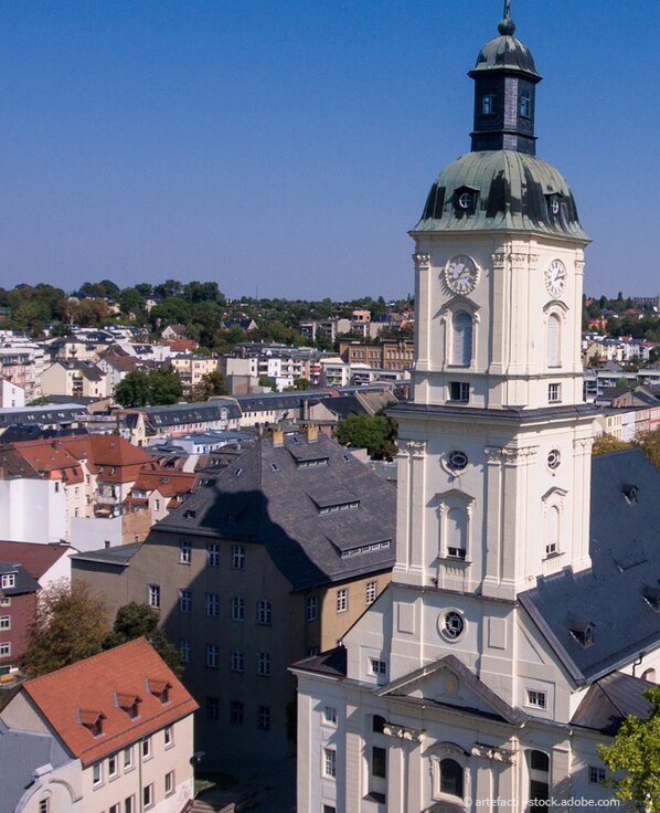 Weiße Kirche in Gera drumherum mit vielen Dächern. 