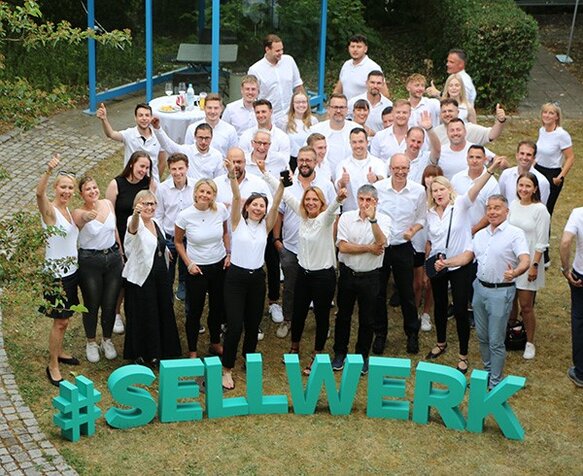 Standort München stehend mit dem SELLWERK Buchstaben auf dem Boden.