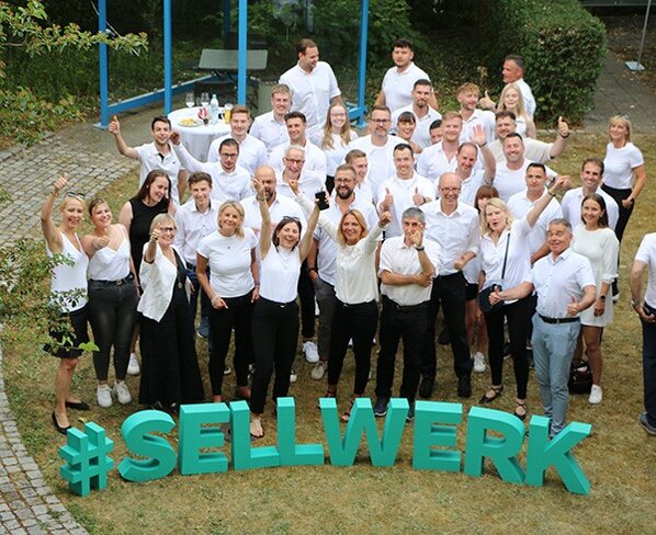 Standort Erfurt stehend mit dem Sellwerk Logo in der Hand.