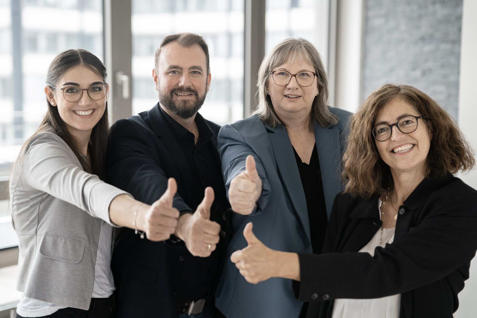 Ein Gruppenfoto vom Recruiting Team vom Standort Nürnberg. Zusehen sind 4 Frauen unterschiedlichen Alters mit Daumen hoch. 