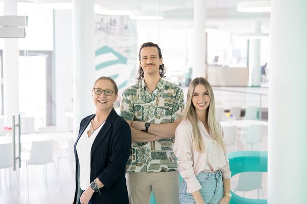 Gruppenfoto mit dem Website Team vom Standort Nürnberg. Zusehen sind 2 Frauen und ein Mann in der Mitte. 