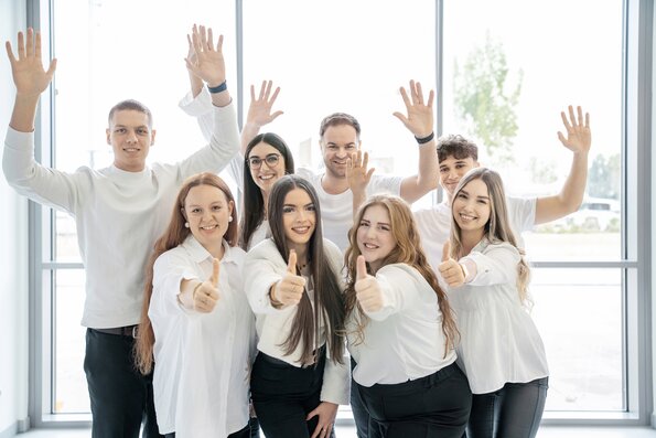 Team Sellwerk aus dem Standort Nürnberg lächeln mit Daumen hoch 