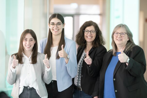 Gruppenfoto des Recruiting Team aus Standort Nürnberg. 4 Frauen verschiedenen Alters mit Daumen hoch.