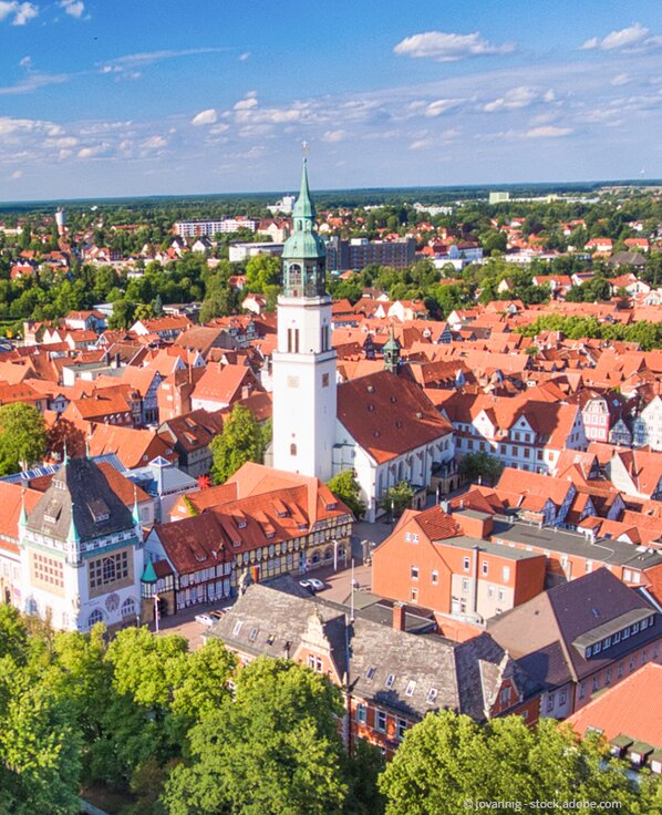 Stadt Celle mit Kirchturm in der Mitte und vielen Fachwerkhäusern.