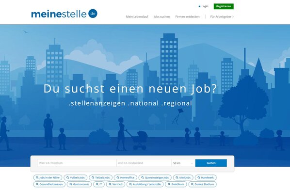 Bild der Website meine Stelle. Zusehen ist eine Illustration einer Stadt in Blau mit Gebäuden, Bäumen und Menschen. Im Vordergrund sieht man einen weißen Text der besagt " Du suchst einen neuen Job?"