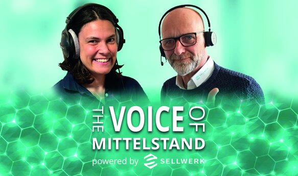 Podcast-Cover von The Voice of Mittelstand: Die beiden Moderatoren blicken lächelnd in die Kamera.