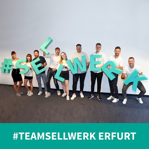 Standort Erfurt stehend mit dem Sellwerk Logo in der Hand.