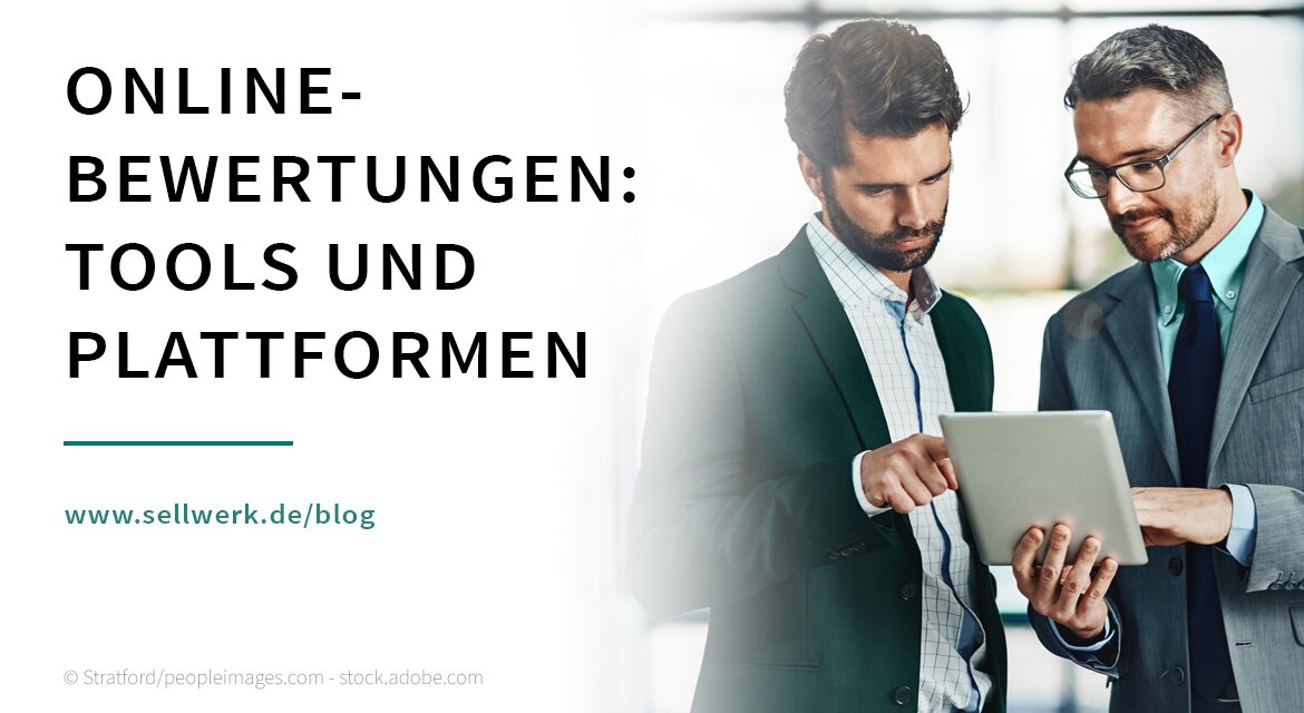 2 Männer arbeiten an einem Tablet und Text Onlinebewertungen: Tools und Plattformen
