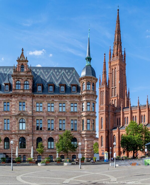 Weiße Kirche in Gera drumherum mit vielen Dächern. 