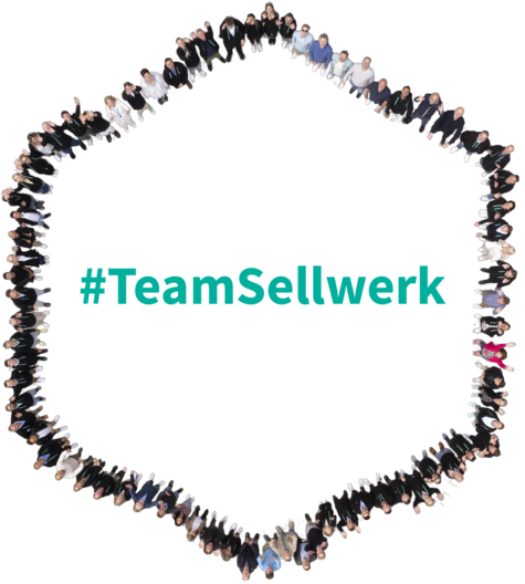 Menschen bilden ein Hexagon und i der Mitte steht #TeamSellwerk