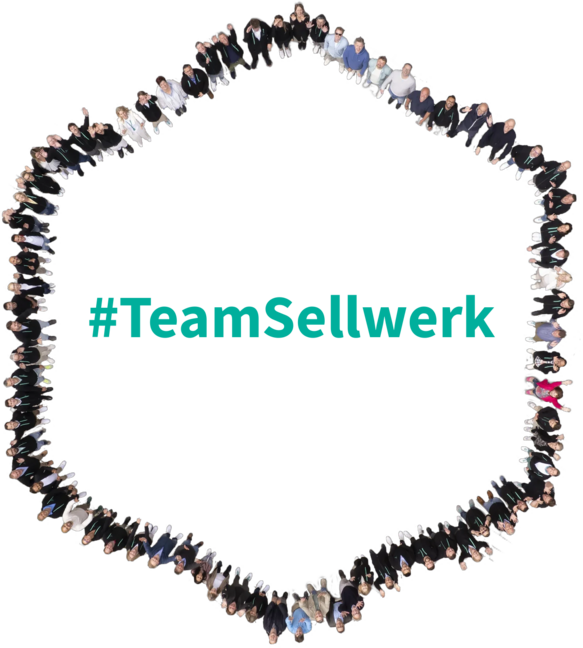 Hexagon aus Menschen. In der Mitte steht #TeamSellwerk