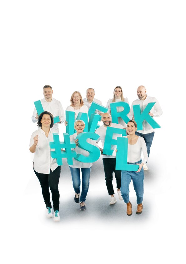 Gruppenfoto Team Nürnberg mit dem Sellwerk Logo in Form von Buchstaben. 