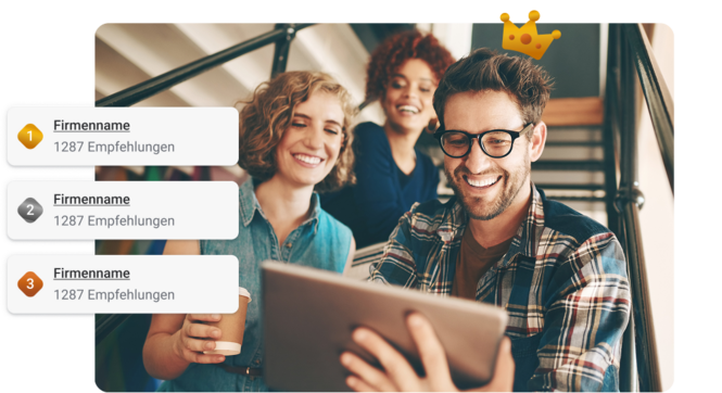 Drei SELLWERK Kunden schauen lächeln auf ein Tablet und freuen sich über die SELLWERK Trusted Funktion.