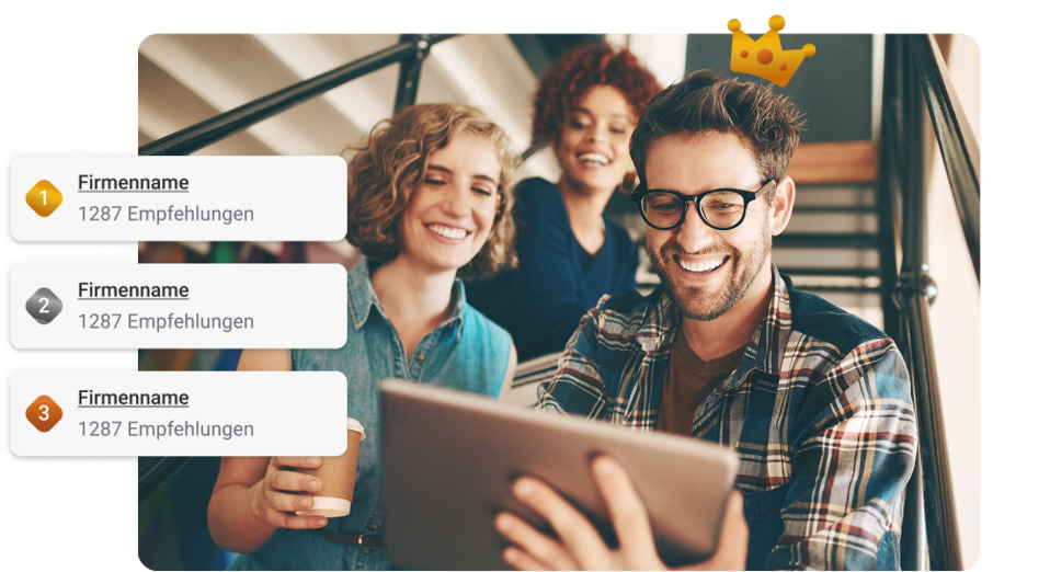 Drei SELLWERK Kunden schauen lächeln auf ein Tablet und freuen sich über die SELLWERK Trusted Funktion.