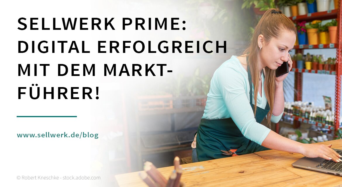 Telefonierende Einzelhändlerin mit Schürze über einen Laptop gebeugt mit Text SELLWERK Prime: Digital erfolgreich mit dem Marktführer