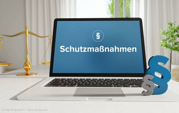 Eine Illustration, die einen Mann zeigt, wie er den Fallstricken der DSGVO in Form von Fallgruben ausweicht.