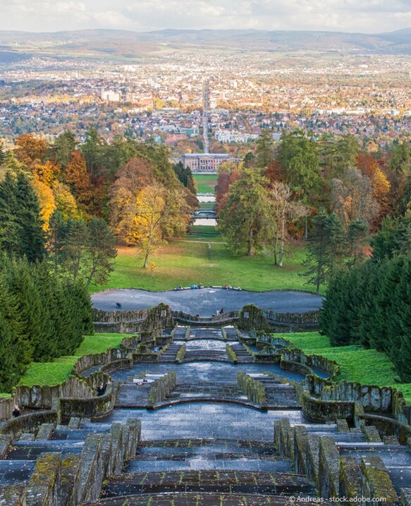 Weiße Kirche in Gera drumherum mit vielen Dächern. 