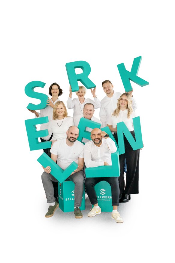 Standort Karlsruhe stehend mit dem Sellwerk Logo in der Hand.