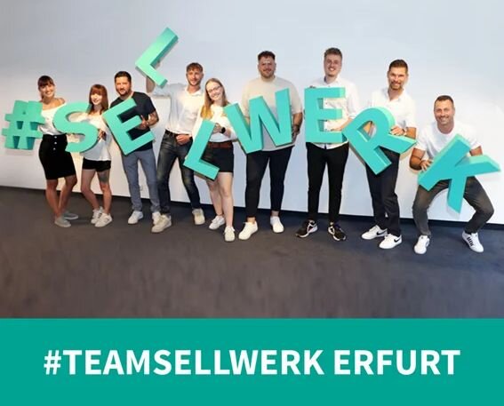 Standort Erfurt stehend mit dem Sellwerk Logo in der Hand.