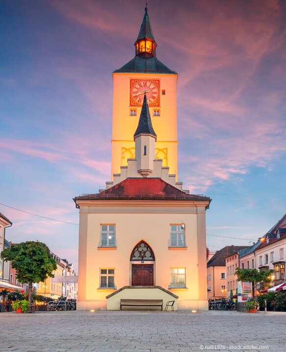 Weiße Kirche in Gera drumherum mit vielen Dächern. 