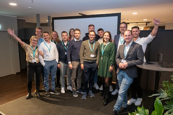 Gruppenfoto aus dem Team München im Bürogebäude.