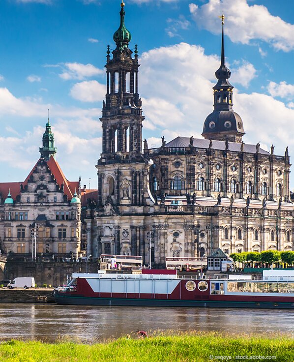 Kath. Hofkirche Dresden davor ein Schiff mit Touristen auf einem Fluss.