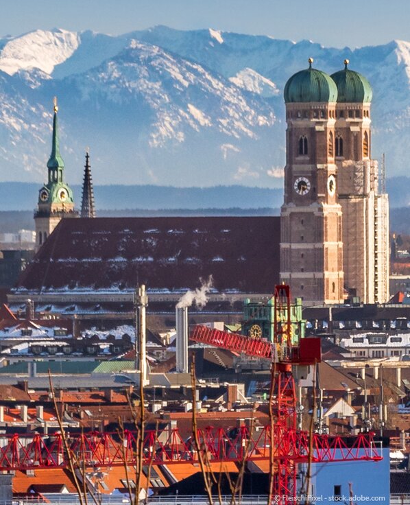 Kirche in München mit Bergen im Hintergrund