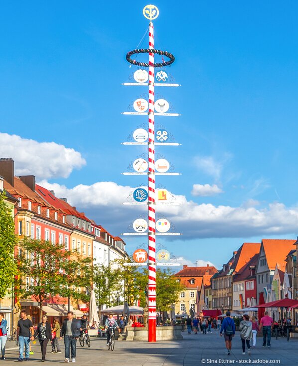 Weiße Kirche in Gera drumherum mit vielen Dächern. 