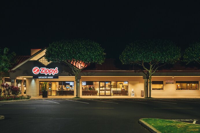 Zippy’s Mililani restaurant exterior at night