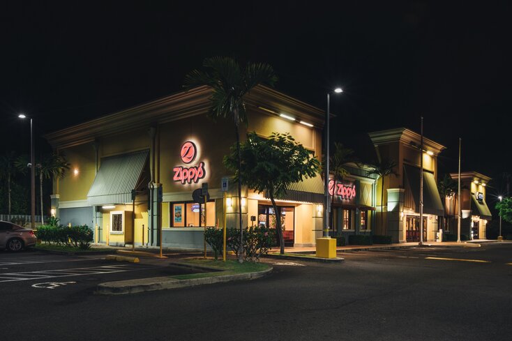 Zippy’s Ewa restaurant exterior at night